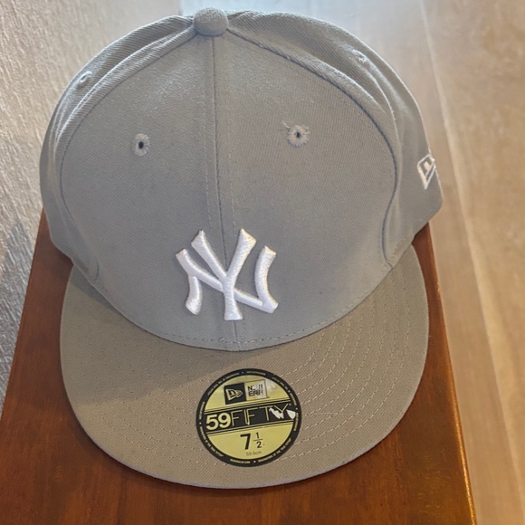 New Era Light Gray Fitted Cap with White Logo NY - Picture 1 of 7
